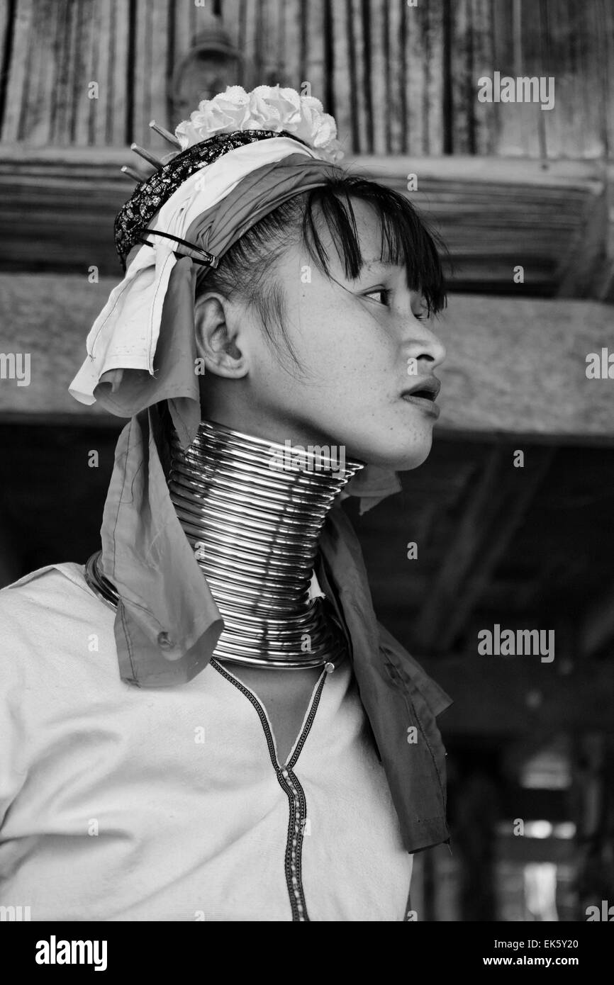 Thailand, Chiang Mai, Long Neck Karen Hill Stamm Dorf (Kayan Lahwi), Langhals Frau in Trachten. Frauen setzen Messing Stockfoto
