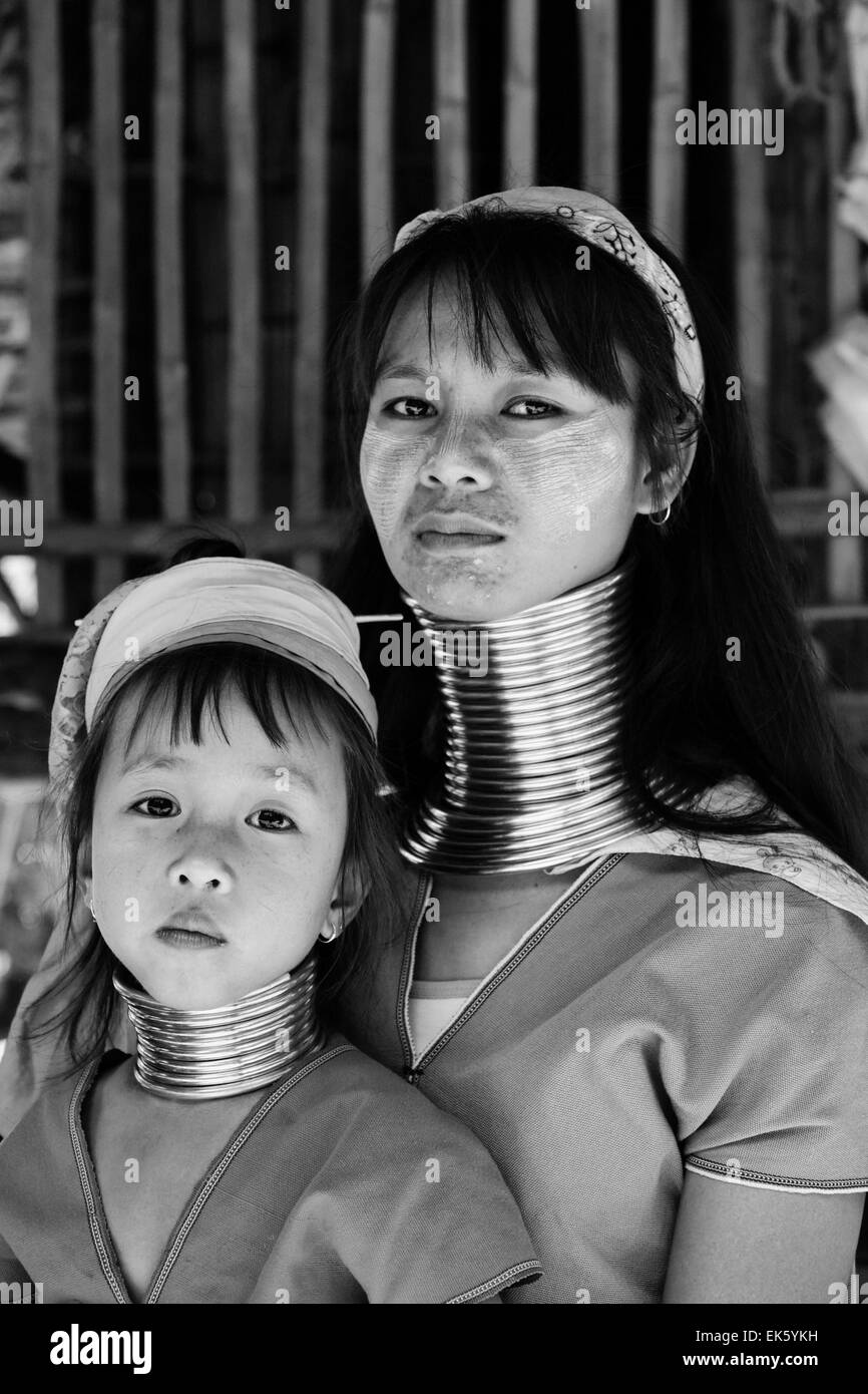 Thailand, Chiang Mai, Long Neck Karen Hill Stamm Dorf (Baan Tong Lhoung), Langhals Frau mit ihrem Kind in traditionellen e Stockfoto