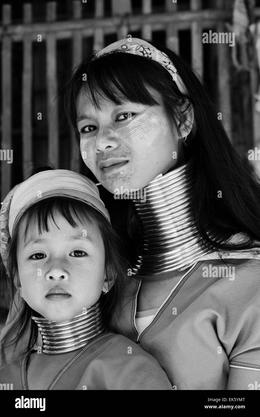 Thailand, Chiang Mai, Long Neck Karen Hill Stamm Dorf (Baan Tong Lhoung), Langhals Frau mit ihrem Kind in traditionellen e Stockfoto