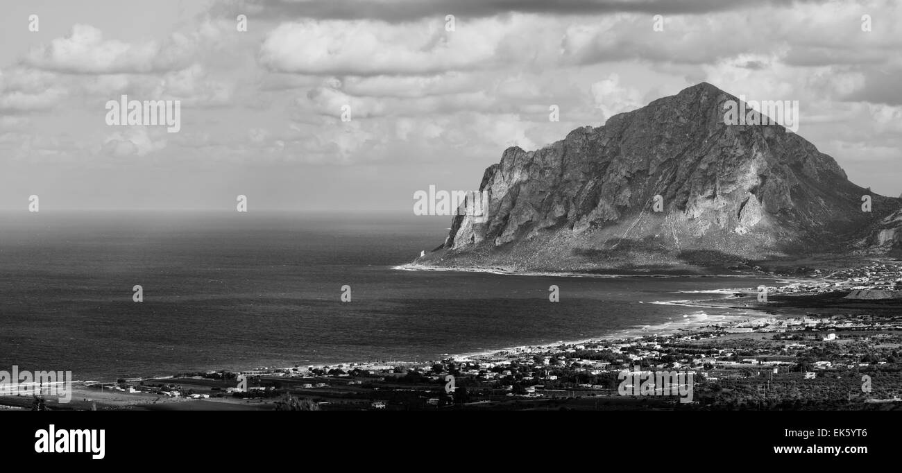 Italien, Sizilien, Blick auf Mount Cofano und der Tyrrhenischen Küste von Erice (Provinz Trapani) Stockfoto