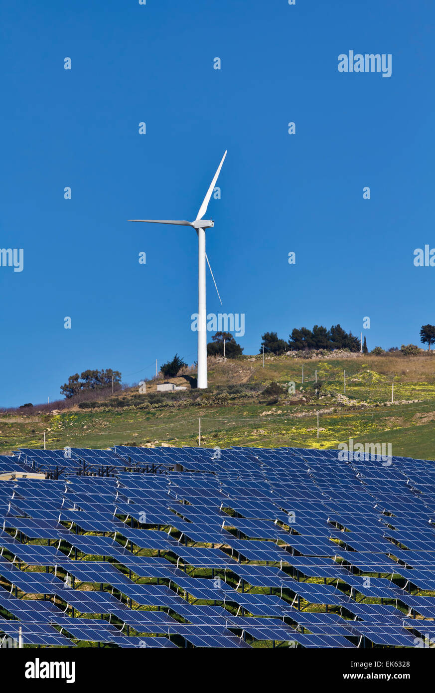 Italien, Sizilien, Provinz Agrigent, Landschaft, äolisch Energie Turbine und Solaranlagen Stockfoto