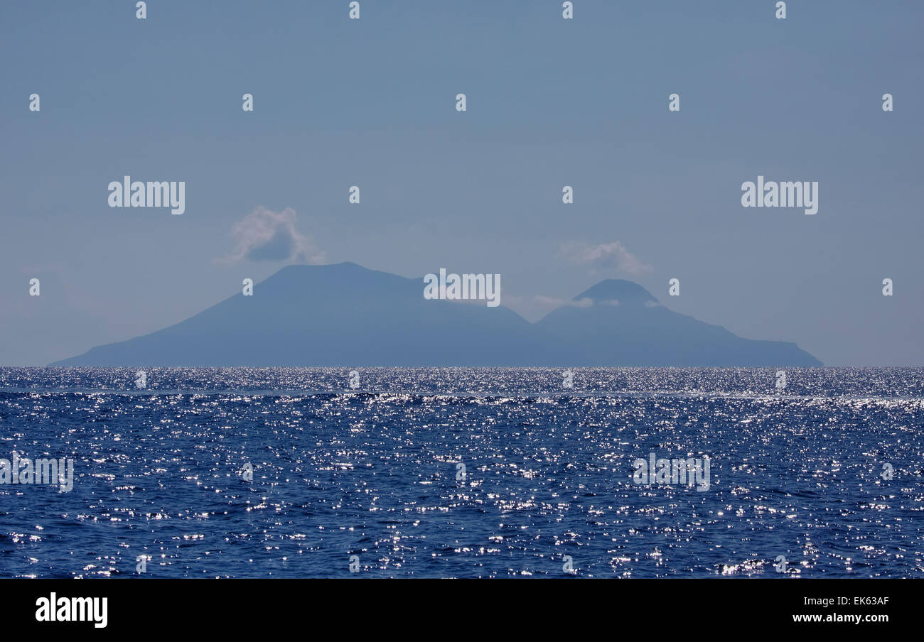 Italien, Sizilien, Äolischen Inseln, Panoramablick über die Insel Stromboli aus dem Meer Stockfoto