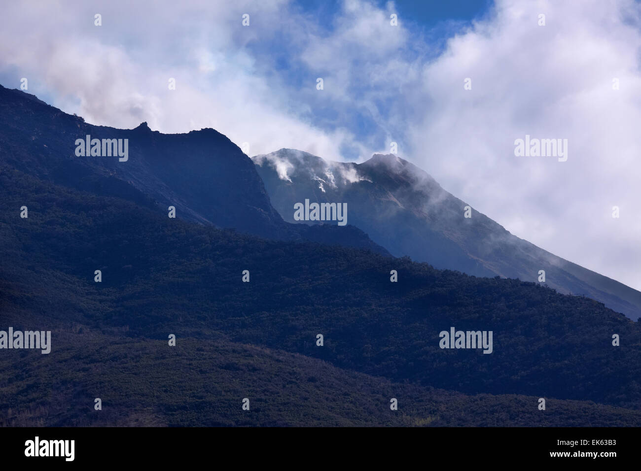 Italien, Sizilien, Äolischen Inseln, Insel Stromboli, Blick auf den Vulkan aus dem Meer Stockfoto