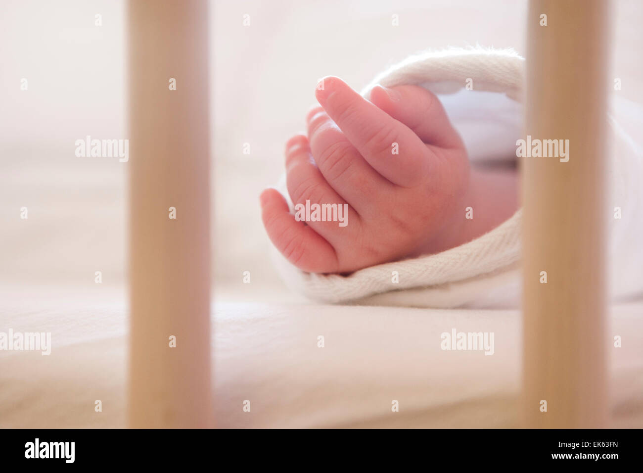 Winziges Baby Hand aus einem schlafenden baby Stockfoto