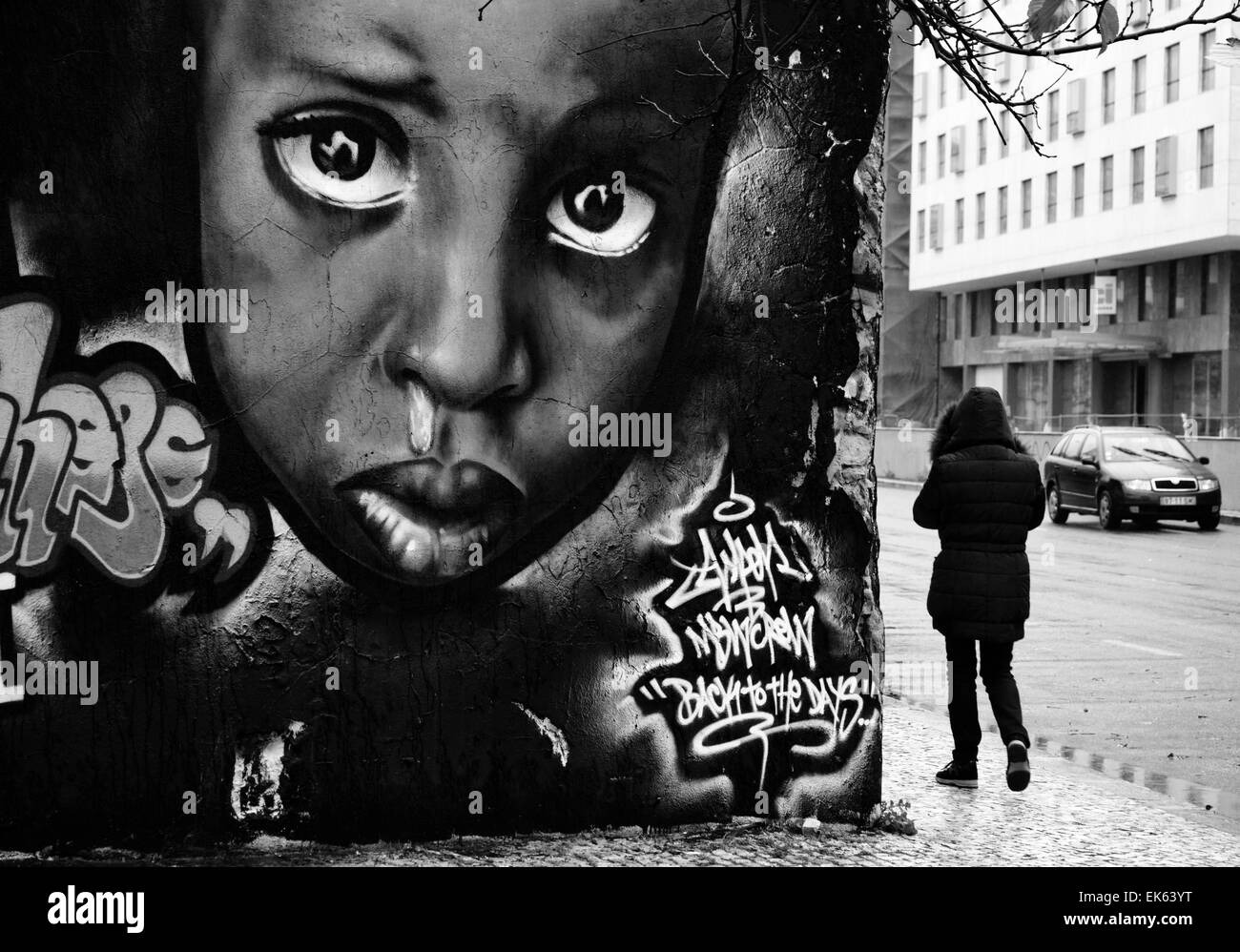 Portugal, Lissabon, Frau zu Fuß durch eine Wandmalerei auf einer Wand Innenstadt Stockfoto