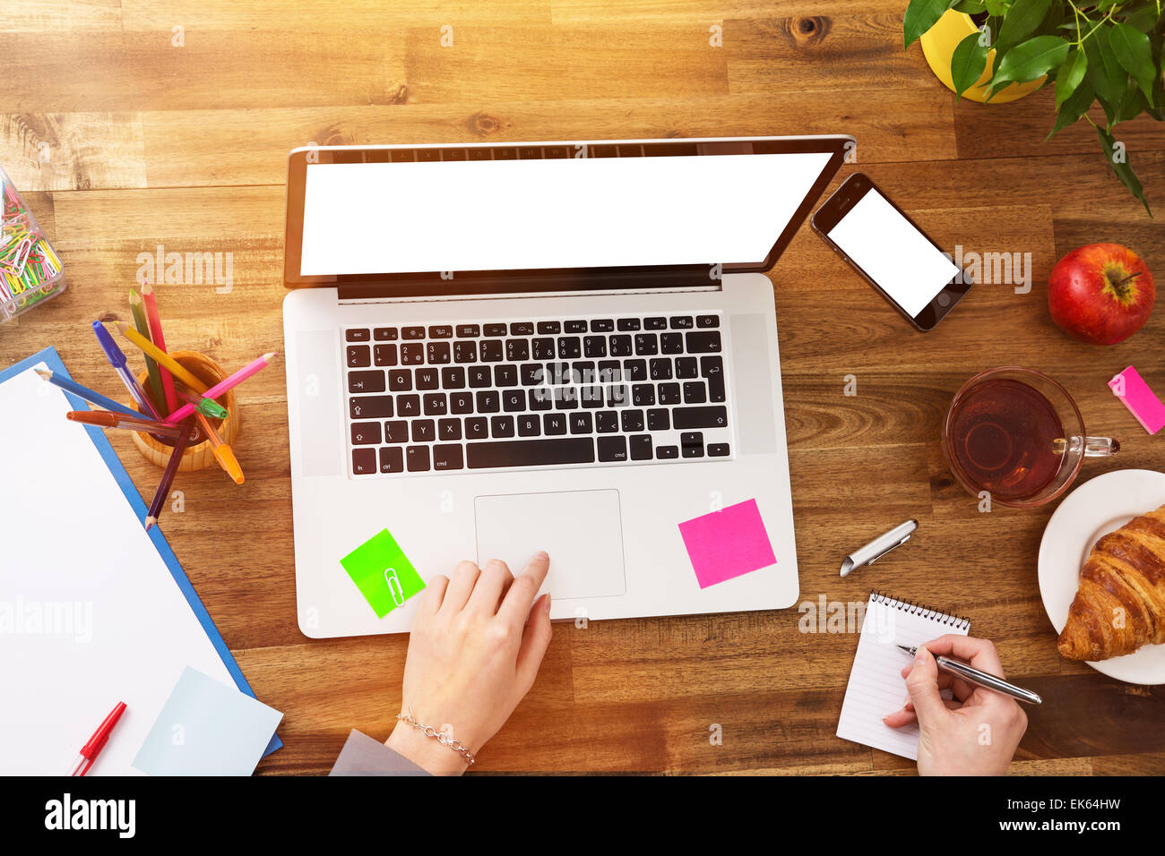 Arbeitsplatz mit Notebook, Büromaterial und Schreibtisch aus Holz. Stockfoto