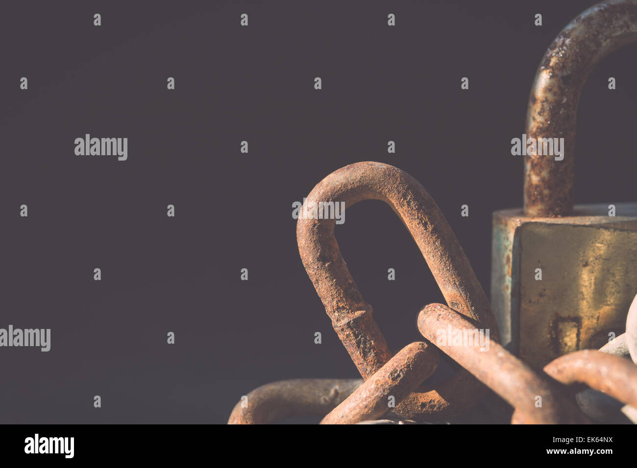 Alte Schleuse Makro und rostige Kette auf schwarzem Hintergrund Stockfoto