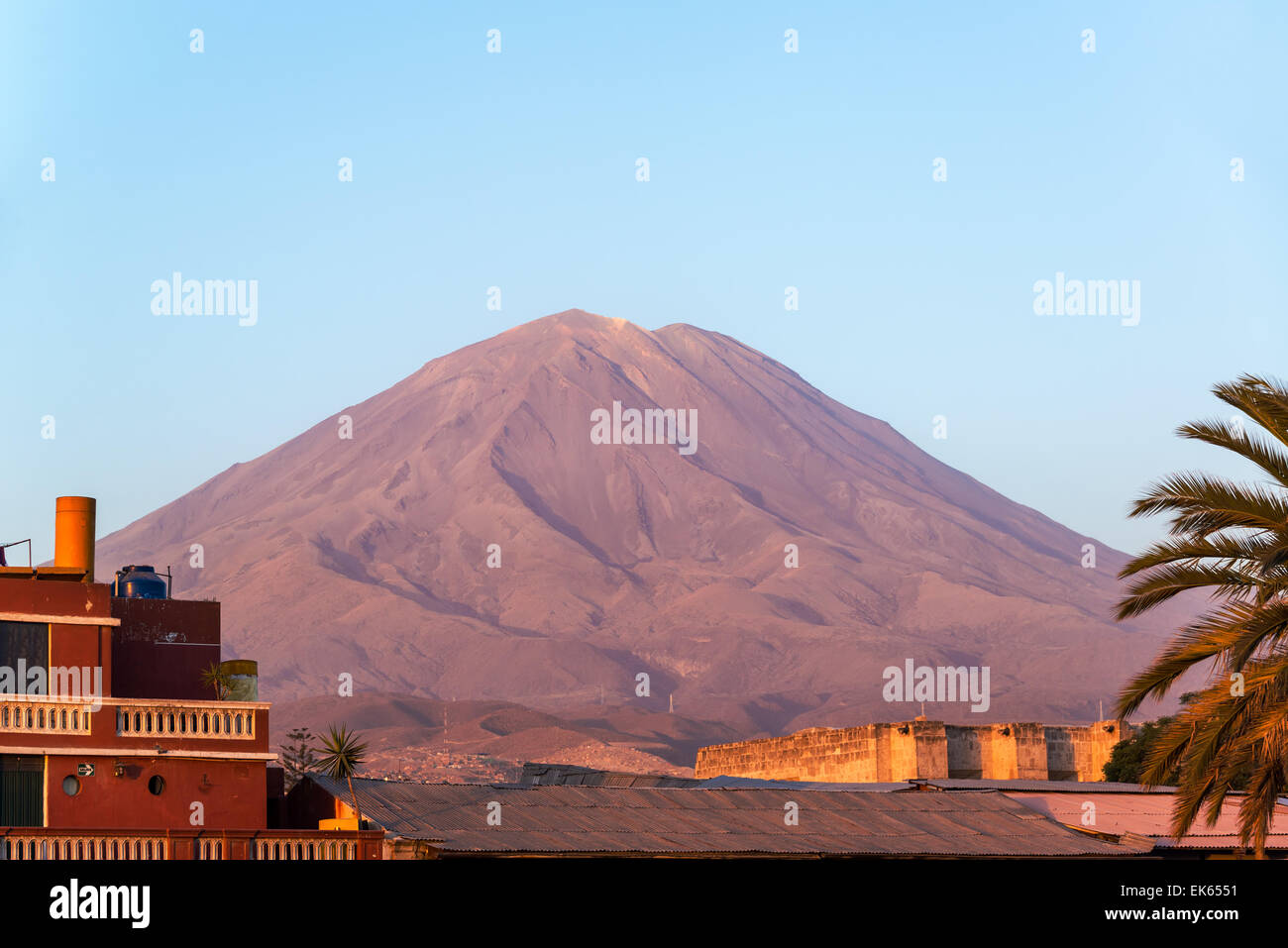 Ansicht des Vulkans El Misti in der Nähe von Arequipa, Peru auf die goldene Stunde getroffen Stockfoto