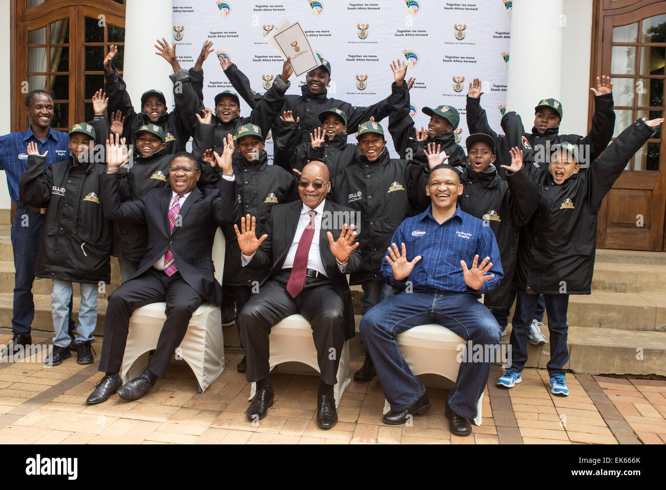 Pretoria, Südafrika. 7. April 2015. Makgatho Präsidenten Guest House, Pretoria, South Africa, 7. April 2015. Präsident Südafrikas, Jacob Zuma, Minister Fikile Mbalula und Selwyn Januar posieren für ein Foto mit der Obstgärten Grundschule unter 12 Rugby-Team, deren Mitglieder nach Monaco zur Teilnahme an der Heiligen widmen International Rugby Turnier für unter 12 s am 11. April unterwegs ist. Bildnachweis: Antonella Ragazzoni/Alamy Live-Nachrichten Stockfoto