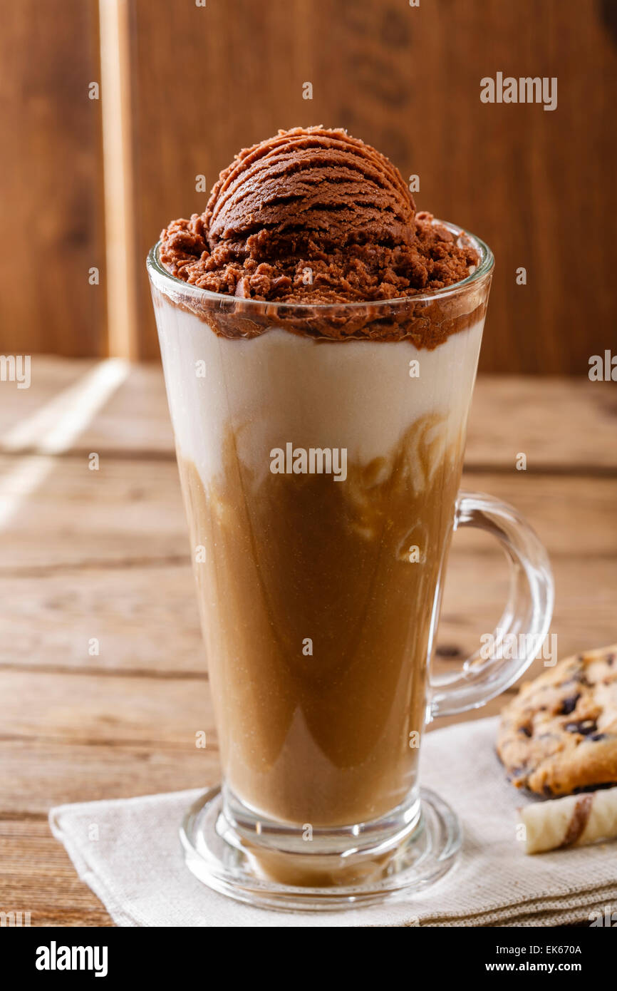 Eiskaffee mit Milch und Schokolade Eis Stockfoto