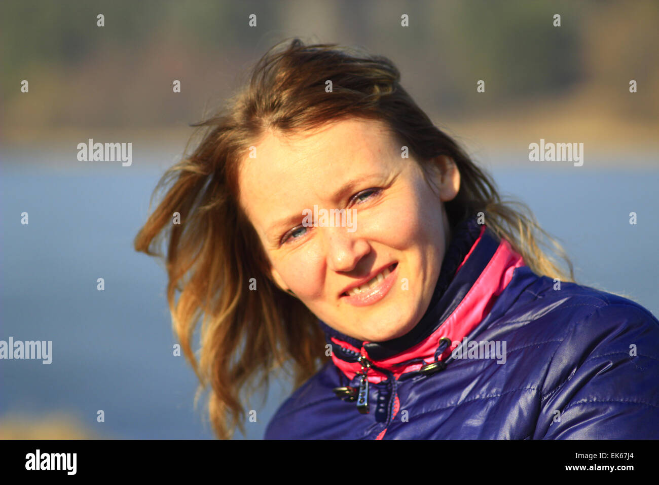 Porträt des modernen blauäugige lächelnd sympathischen Mädchen Stockfoto