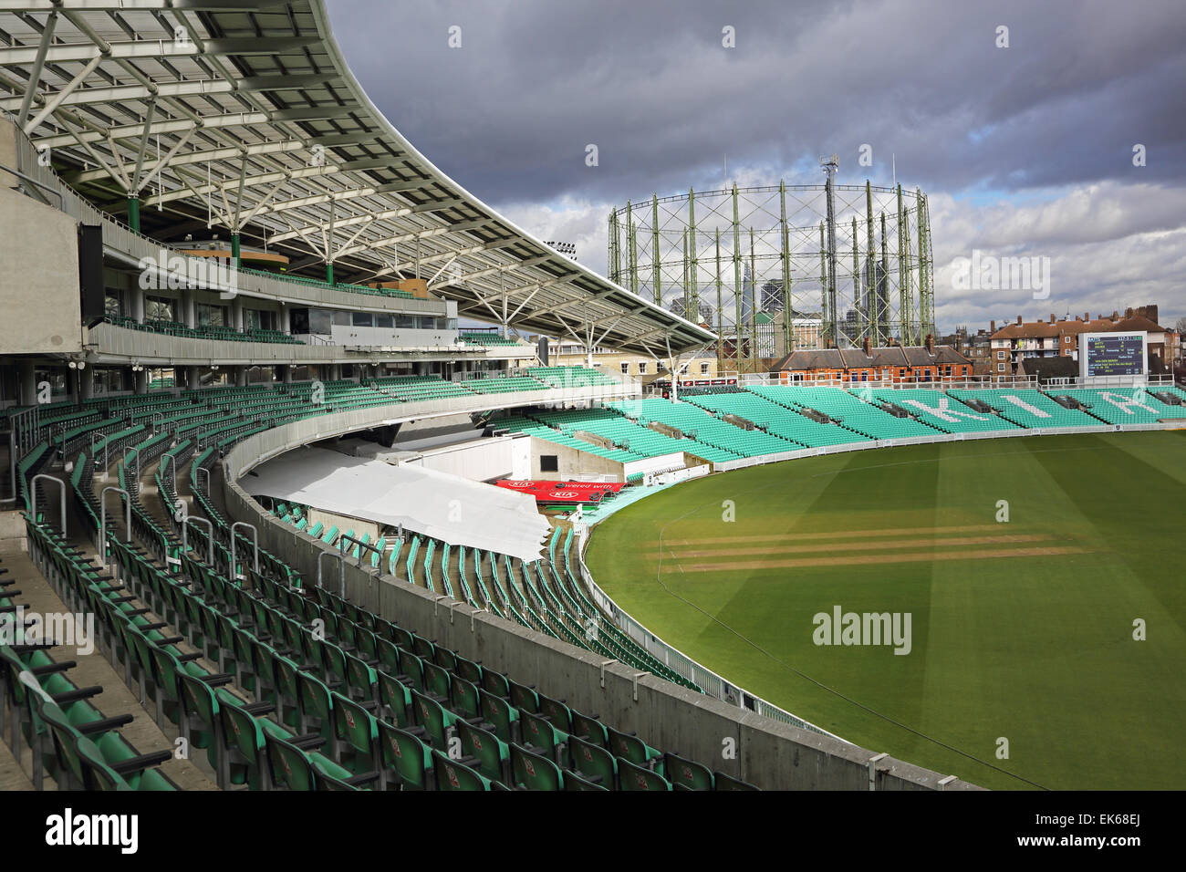 Blick auf das Spielfeld und West Tribüne auf dem Oval Cricket Ground, Heimat von Surrey County Cricket Club Stockfoto