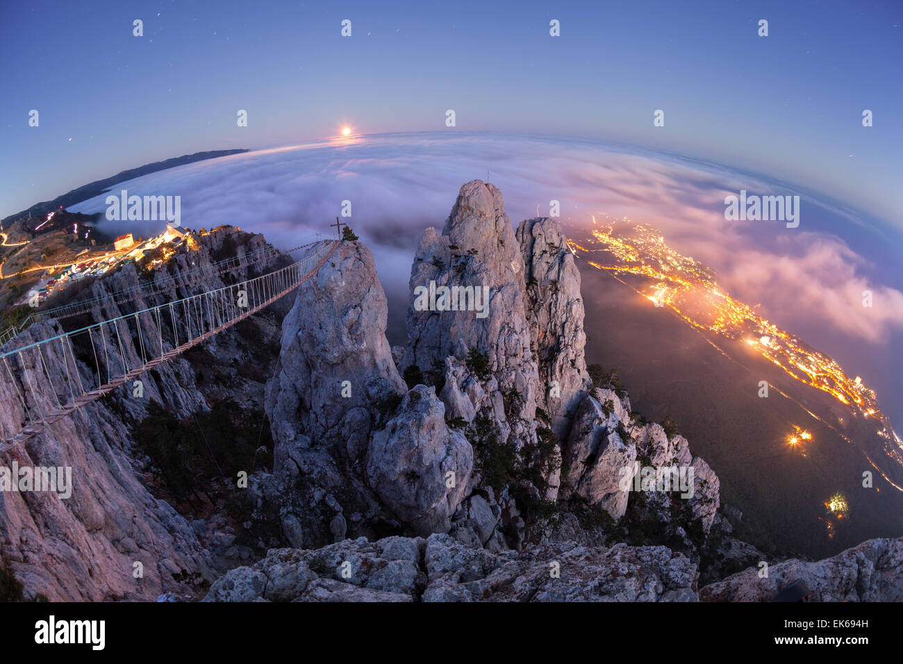 Schöne Nachtlandschaft mit Vollmond, Meer, Felsen und Wolken im Herbst. Berg Aj-Petri. Nacht, Vollmond. Crimea Stockfoto