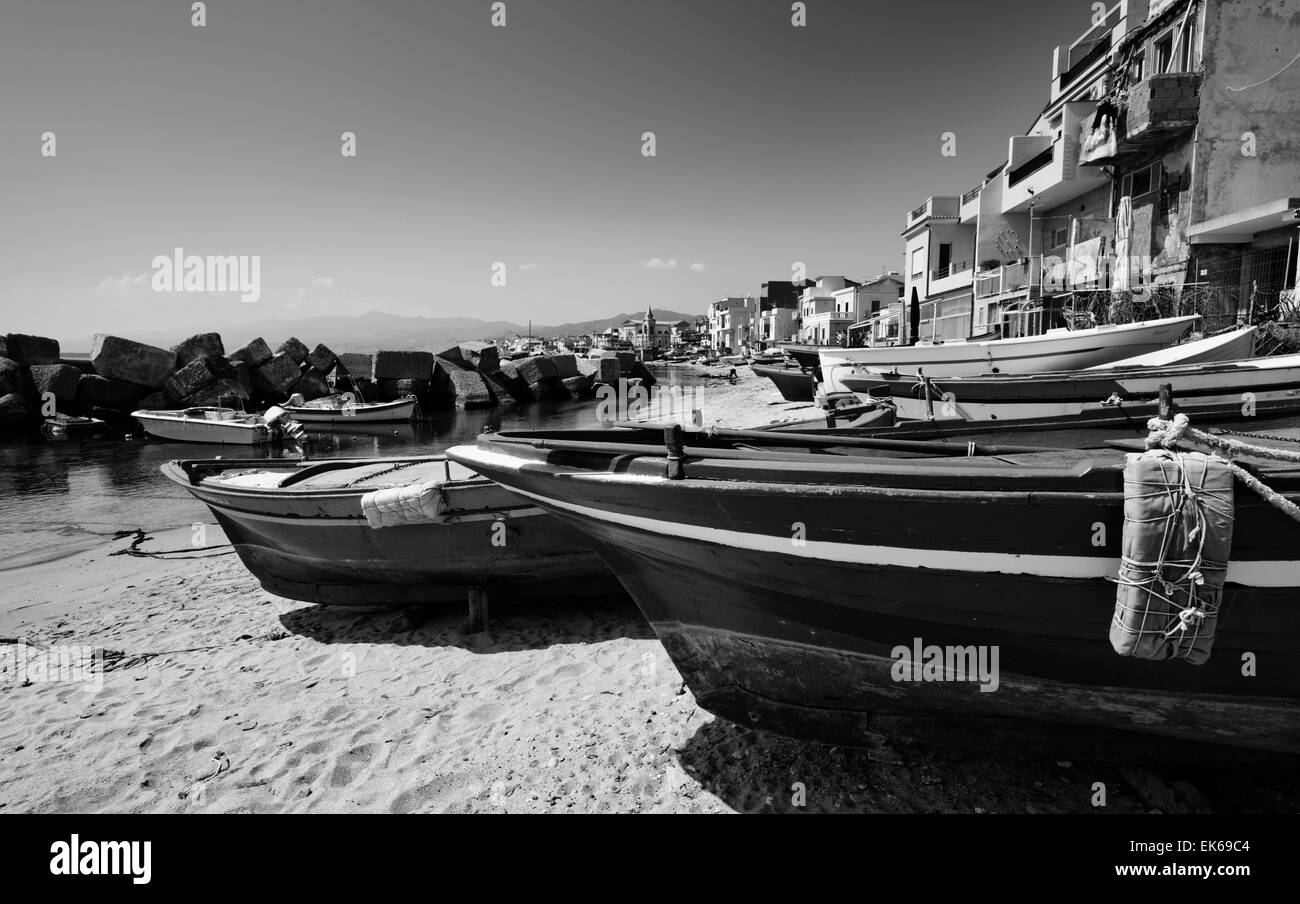 Hafenstadt Auf Sizilien Kreuzworträtsel 7 Buchstaben Hafenstadt in sizilien Schwarzweiß-Stockfotos und -bilder - Alamy