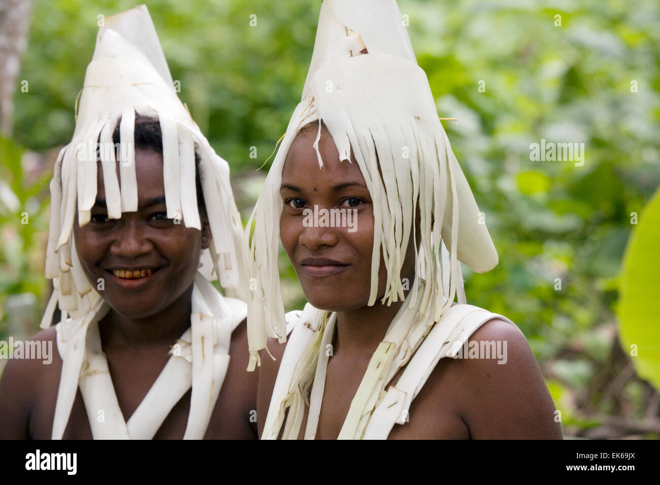 Anlegen Kostüme gemacht von Bananenstauden, führt ein schöne Gruppe junger Tänzerinnen und Tänzer aus Nafinuatogo Dorf für Kreuzfahrt-Passagiere Stockfoto