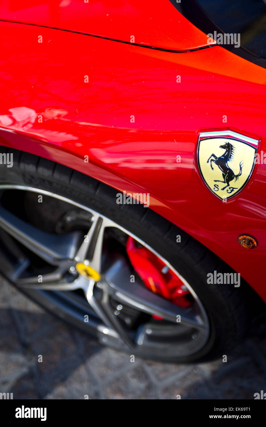 "Rampante" Logo auf einem roten Ferrari-Auto Stockfoto