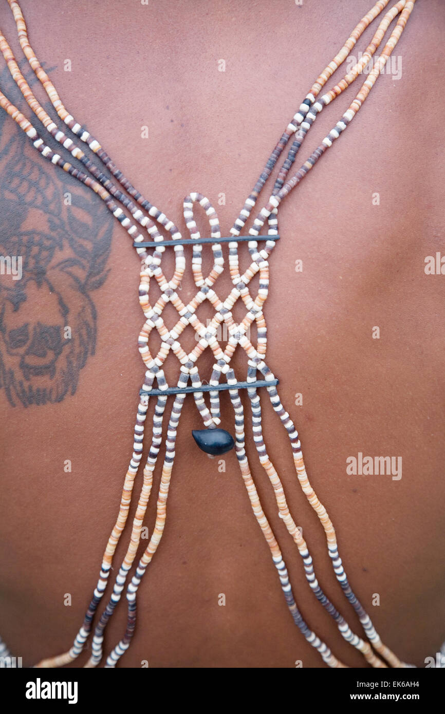 Muschelperlen und Tattoos schmücken diese Tänzerin für Passagiere des Schiffes Orion über seinen ersten Besuch in Utupua durchführen. Stockfoto