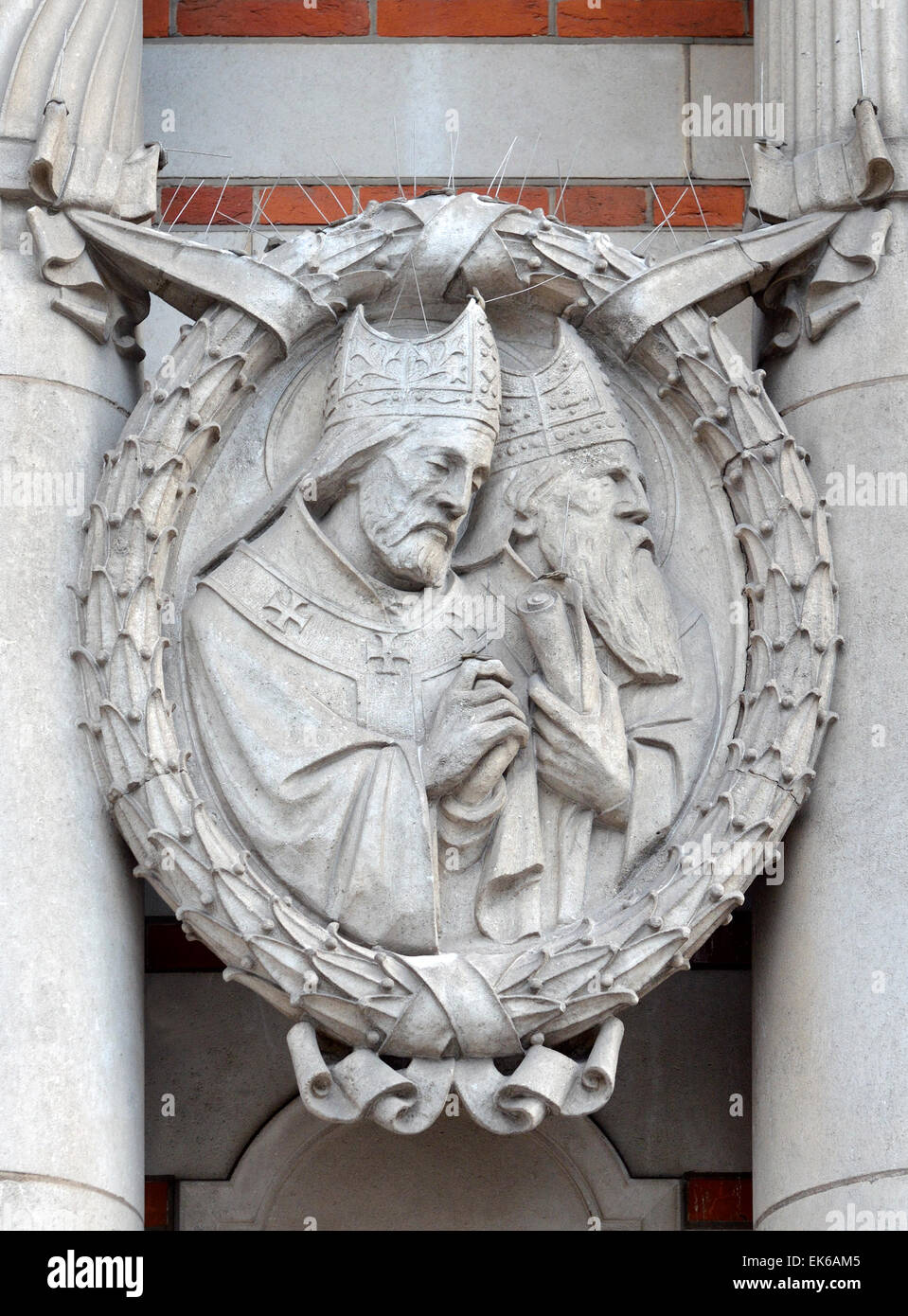 London, England, Großbritannien. Westminster Cathedral. Serie von geschnitzten Steinporträts an der Fassade der ehemaligen Erzbischöfe von Canterbury: Justus und Honorius Stockfoto