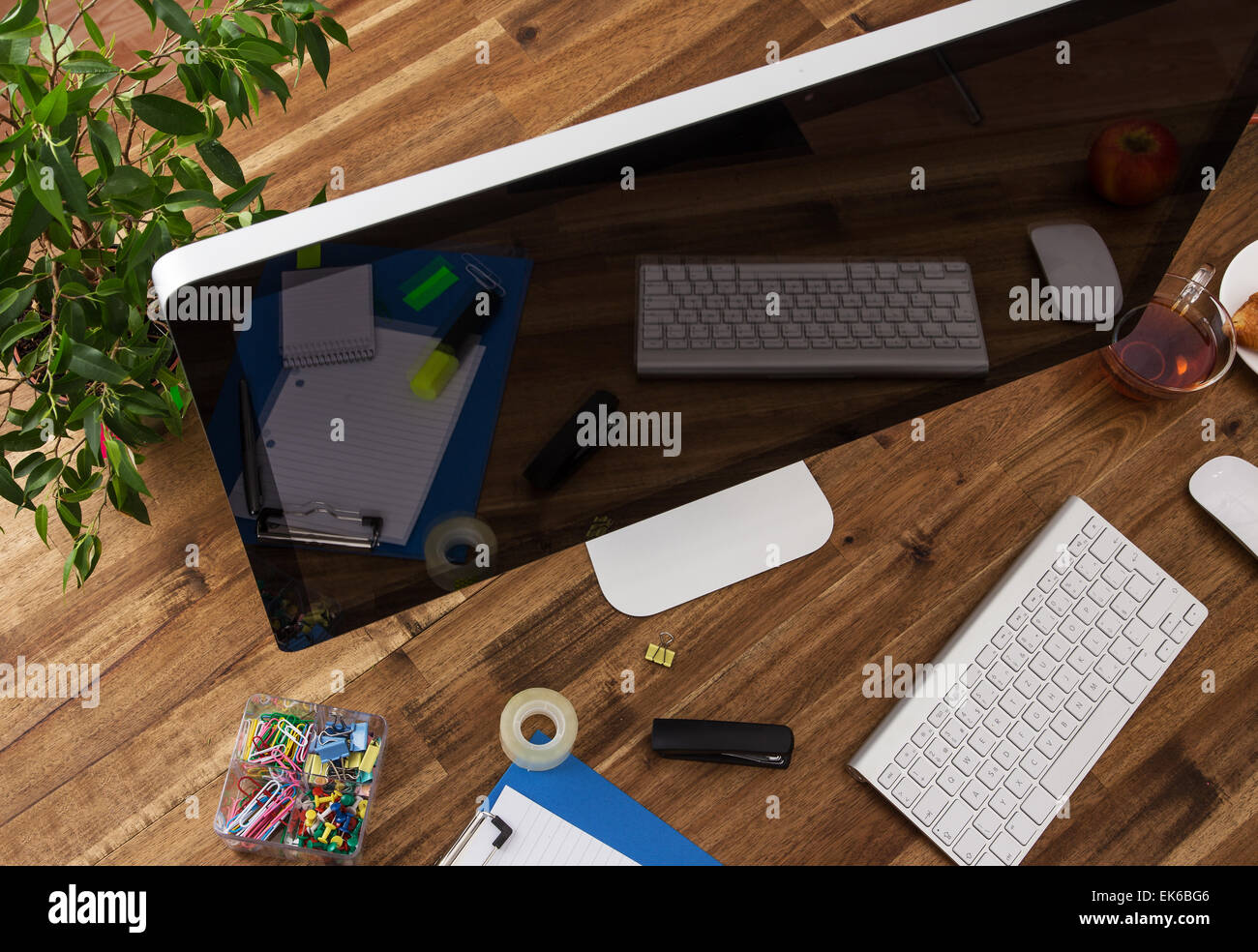 Arbeitsplatz mit Computer, Büromaterial und Schreibtisch aus Holz. Stockfoto