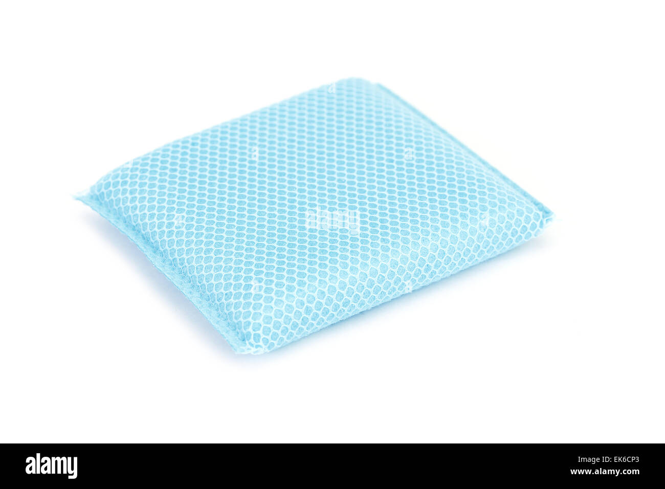 Blauer Schwamm mit Netz für Gericht Reinigung isoliert auf weiss Stockfoto