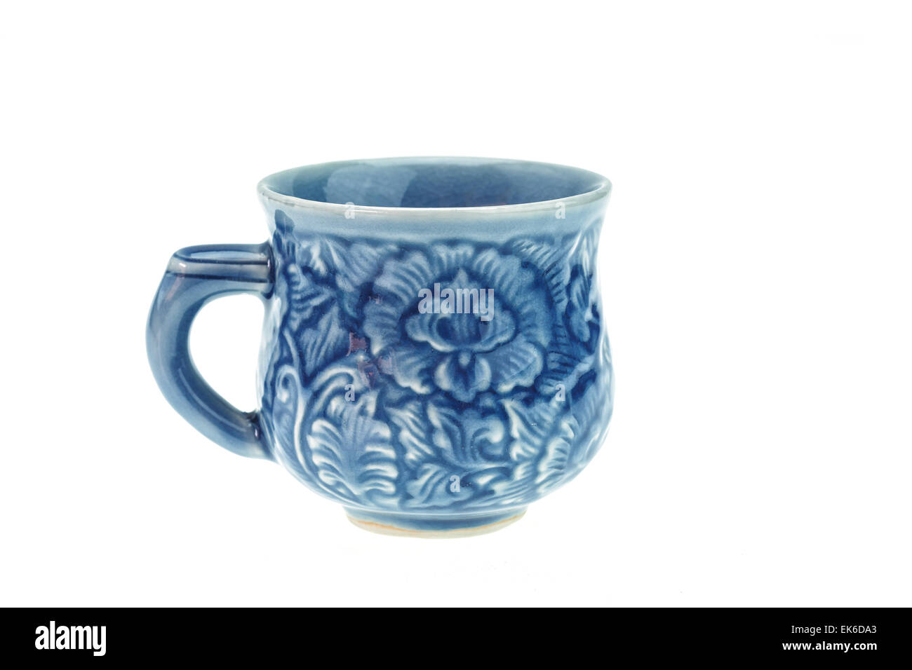 Alten Stil Keramik Kaffeetasse isoliert auf weißem Hintergrund Stockfoto