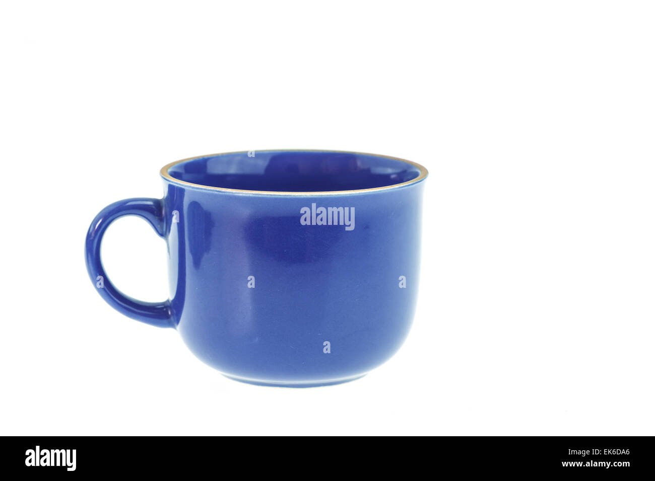 Alten Stil Keramik Kaffeetasse isoliert auf weißem Hintergrund Stockfoto