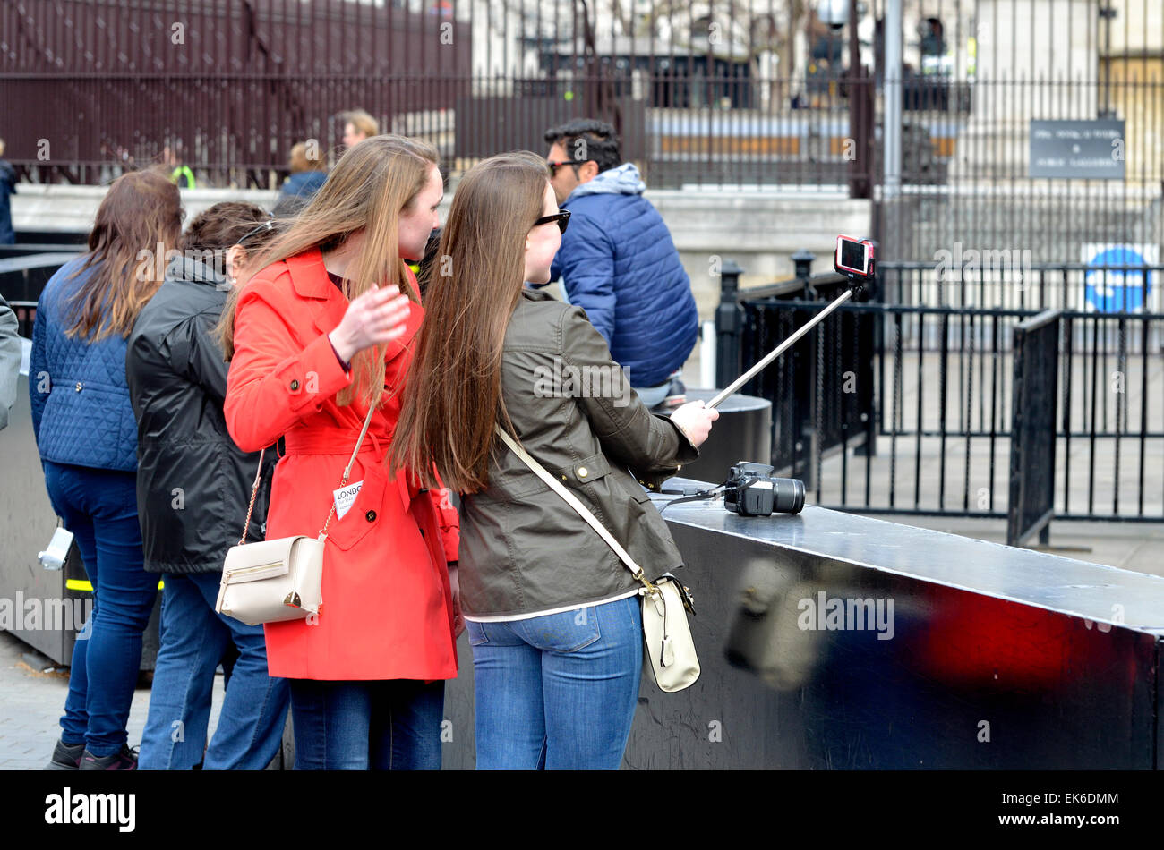 London, England, Vereinigtes Königreich. Zwei junge Frauen mit einem Selfie kleben in Parliament Square Stockfoto