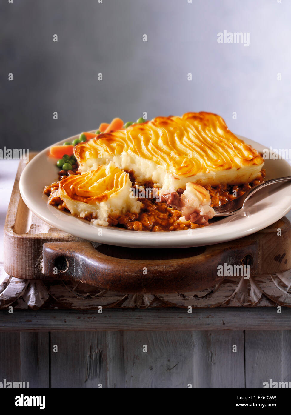 Vorbereitet Lammhackfleisch Fleisch Shepherd Pie Rezept auf Teller serviert in einem rustikalen Tabelle einstellen Stockfoto