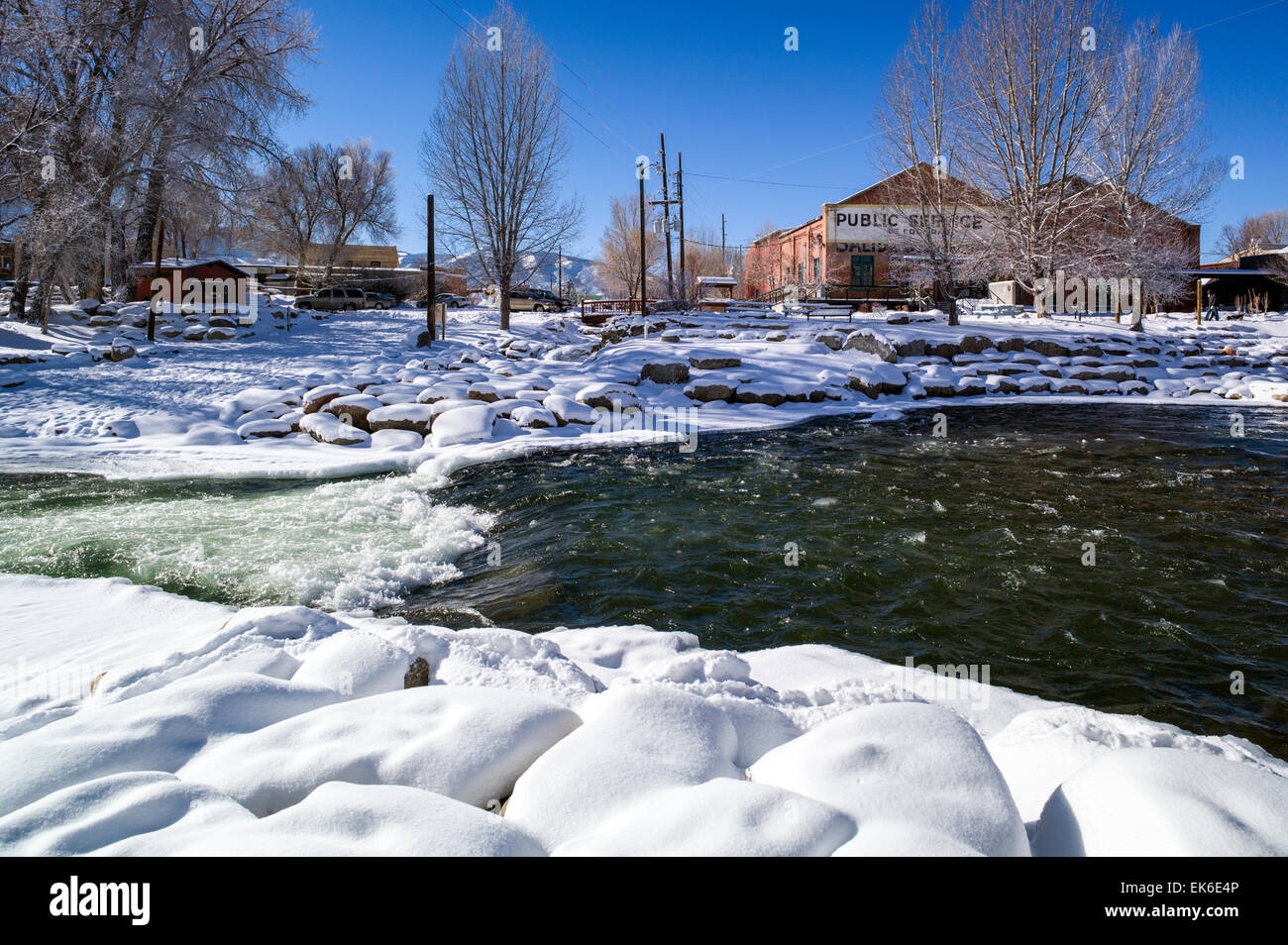 Schnee und Eis auf den Arkansas RIver, der durch die historische Innenstadt von der kleinen Bergstadt Salida, Colorado läuft Stockfoto