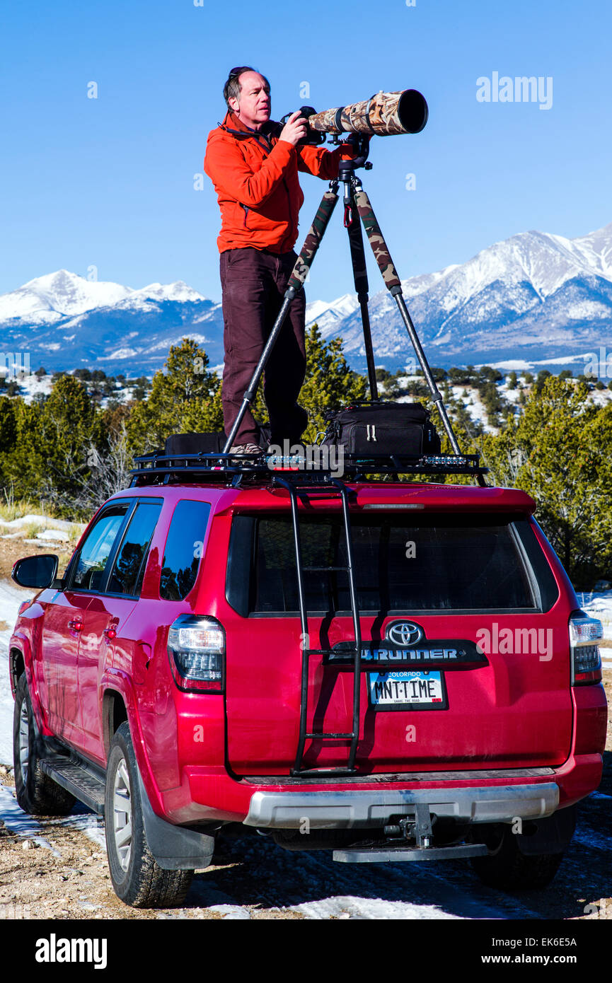Professioneller Fotograf H. Mark Weidman Aufnahmen mit einem Teleobjektiv von oben auf einen Toyota 4Runner Truck Stockfoto