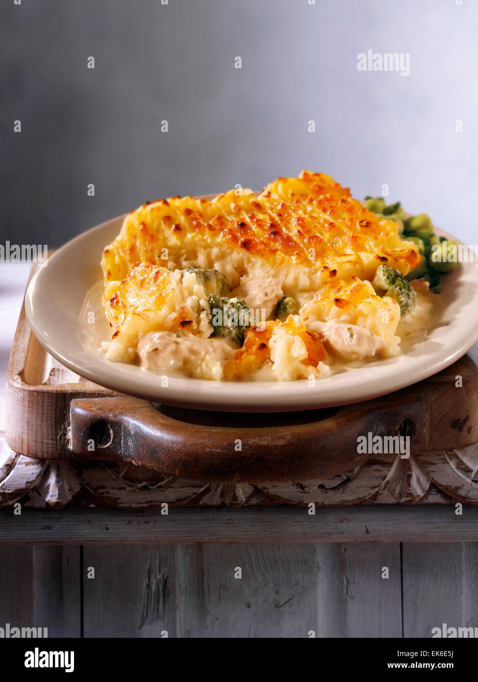 Gekochtes Huhn & Brokkoli Kartoffel Torte Rezept auf einer Platte in einem rustikalen Tisch serviert. Stockfoto