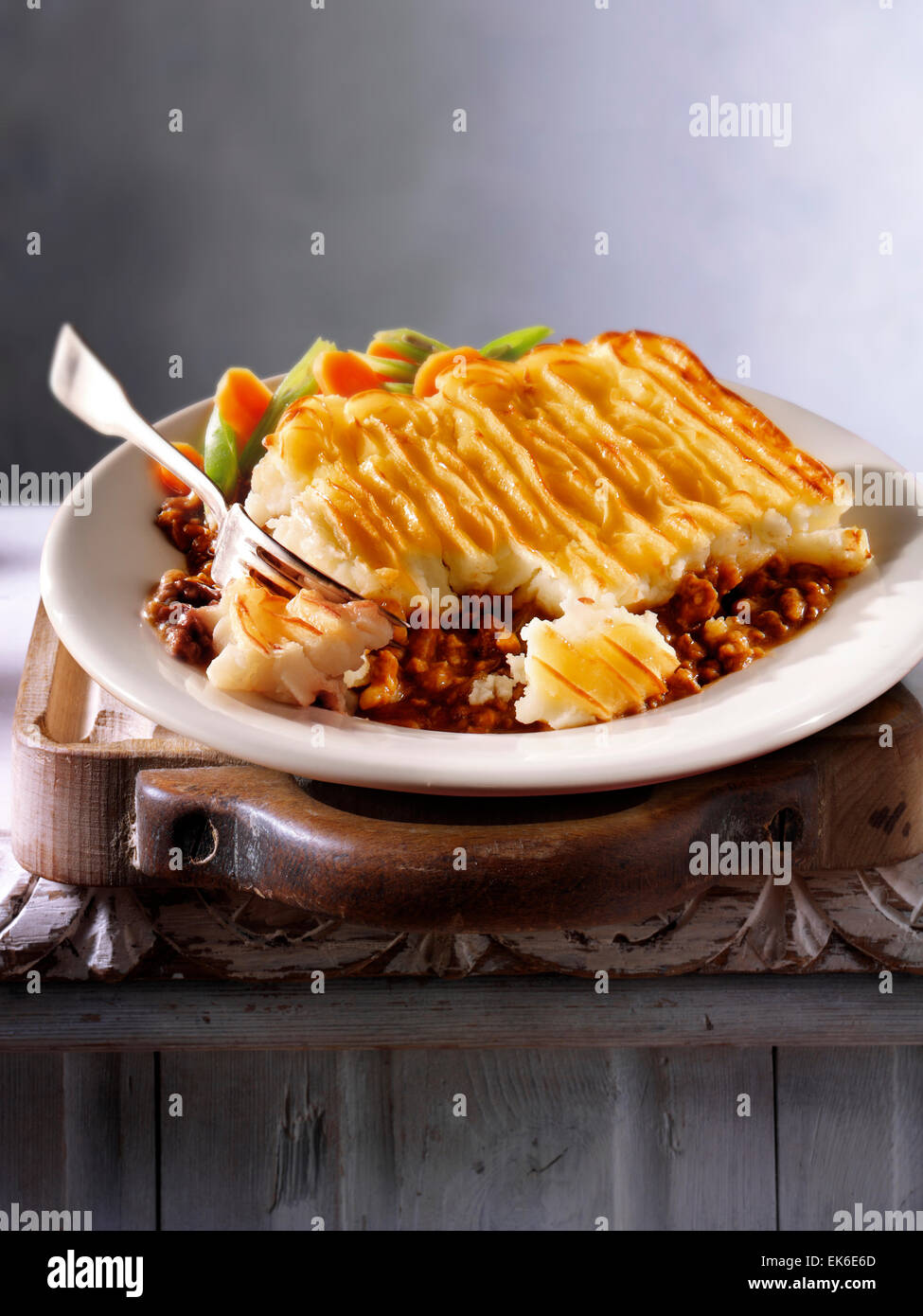 Vorbereitet Lammhackfleisch Fleisch Shepherd Pie Rezept auf Teller serviert in einem rustikalen Tabelle einstellen Stockfoto