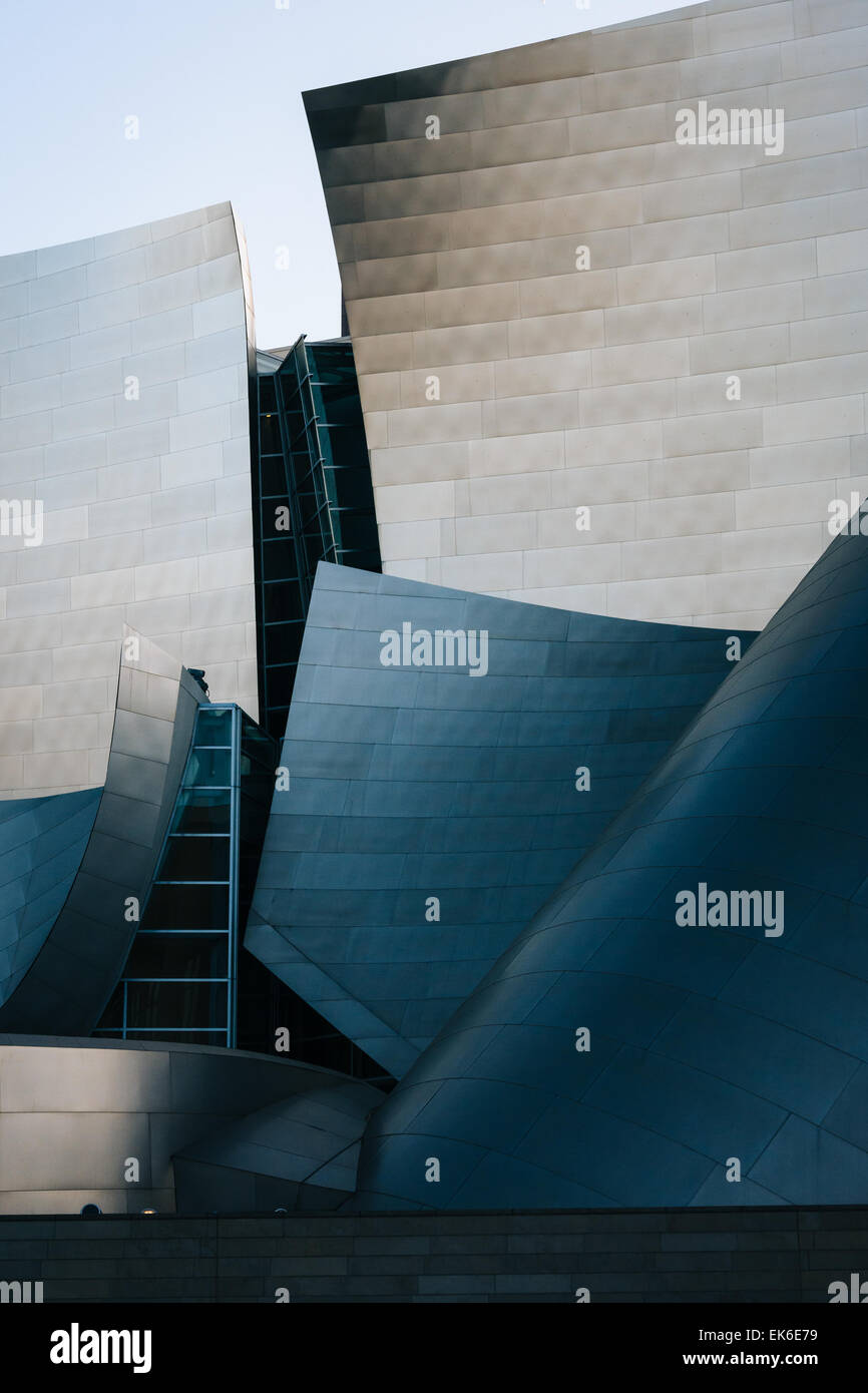 Architektonische Details von einem modernen Gebäude in der Innenstadt von Los Angeles, Kalifornien. Stockfoto