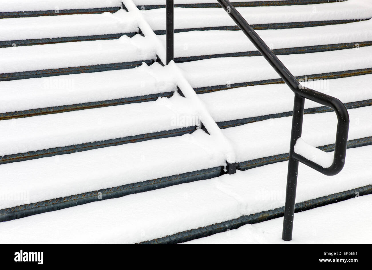 Abstrakten Blick auf Schnee, Treppen und Geländer, Steamplant Theater & Event Center, Salida, Colorado, USA Stockfoto