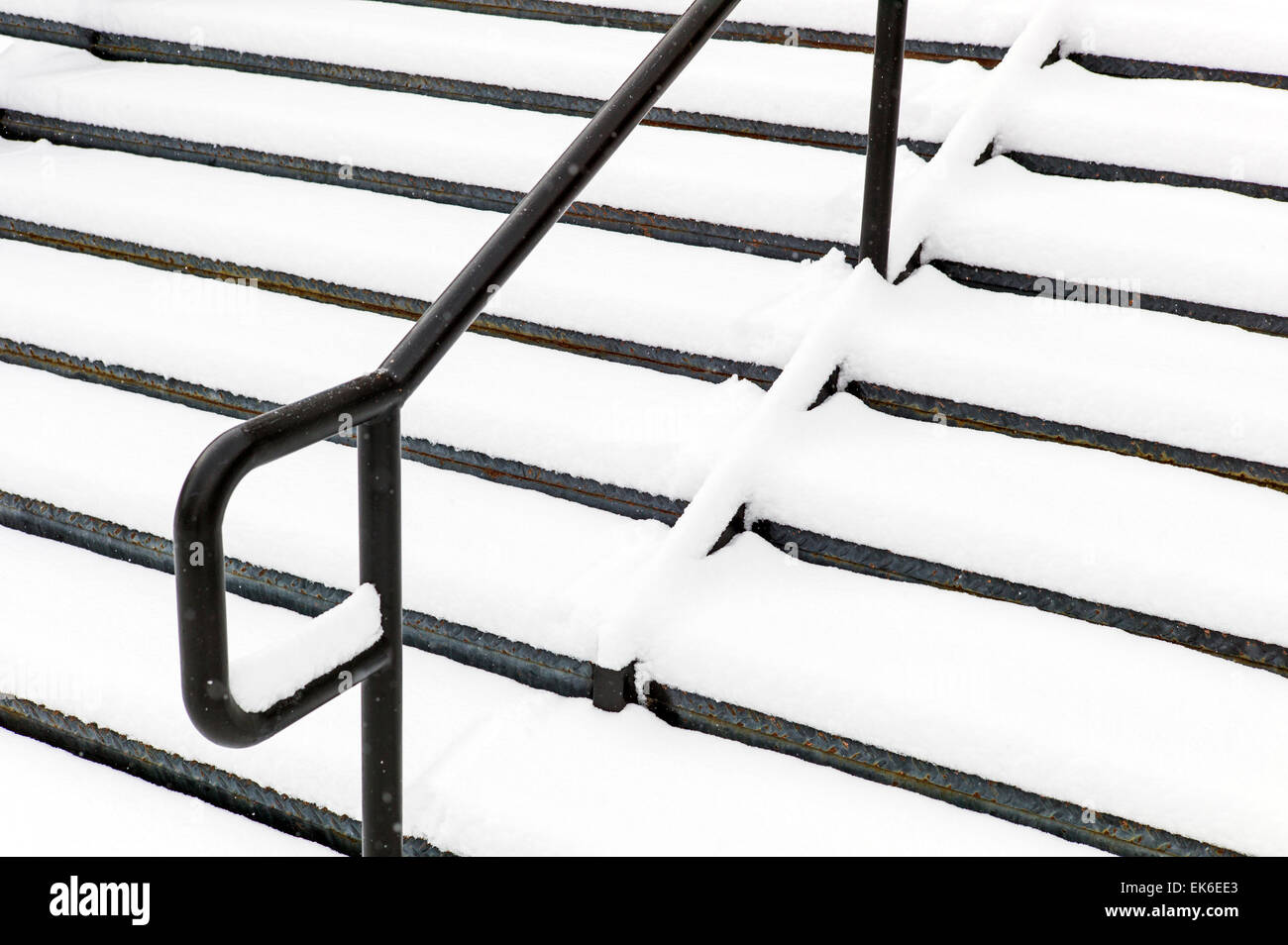 Abstrakten Blick auf Schnee, Treppen und Geländer, Steamplant Theater & Event Center, Salida, Colorado, USA Stockfoto