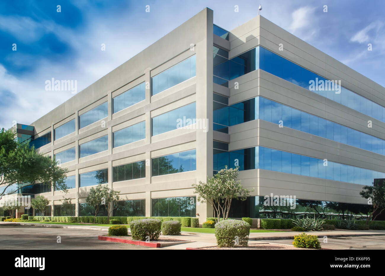Stilisierte veränderten allgemeinen corporate modernes Bürogebäude Stockfoto