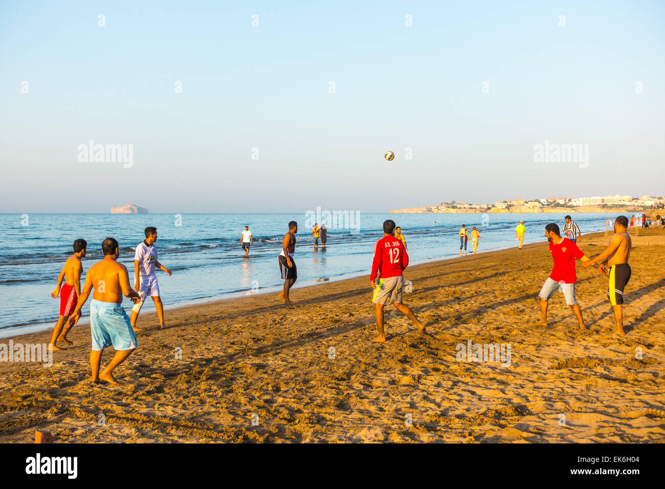 Abend am Shatti Al Qurum Beach, Muscat, Oman, wenn junge Männer und Familien kommen, um Fußball zu spielen Stockfoto