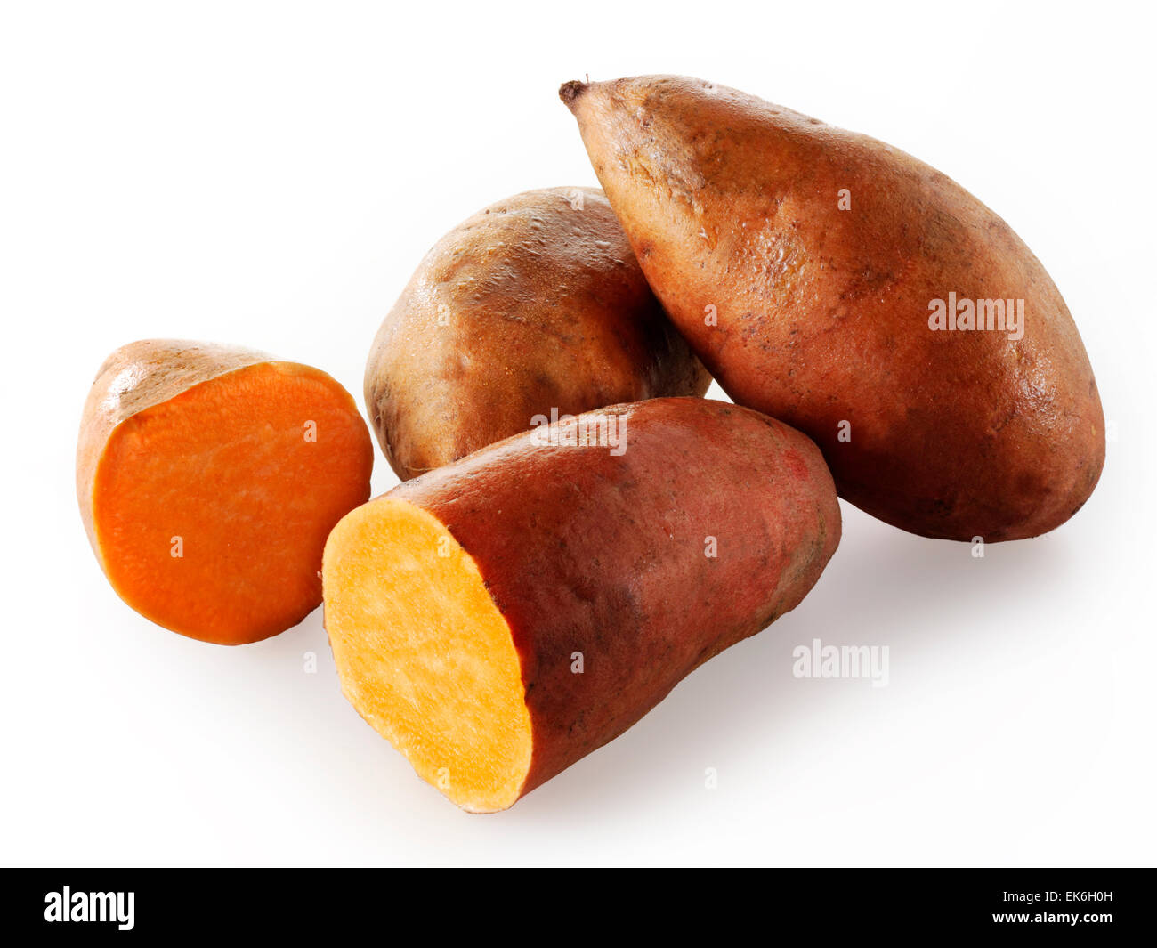 Frische ganze und Kartoffel oder Kumara auf einem weißen Hintergrund ausschneiden Stockfoto