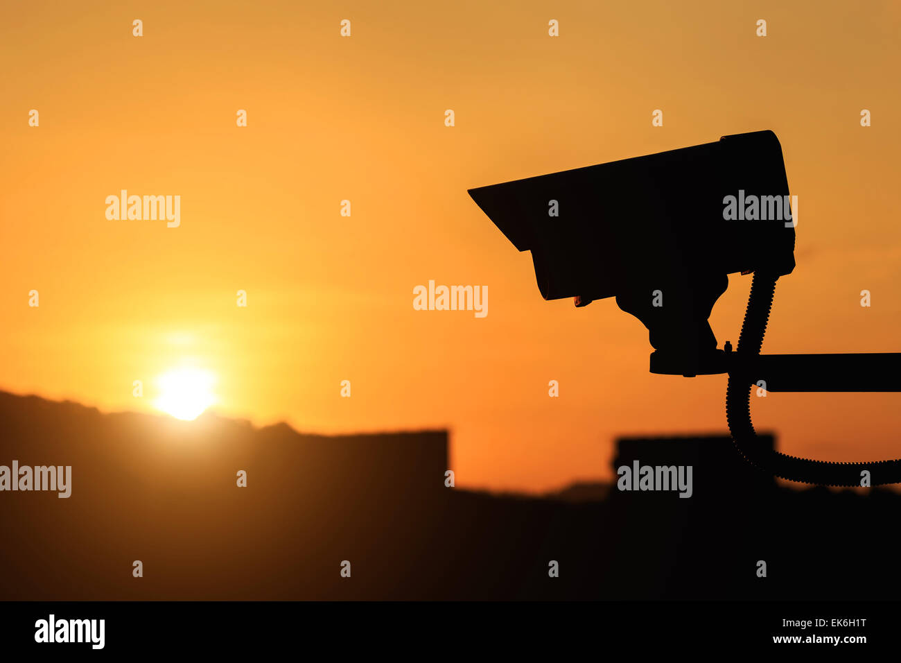 Silhouette der Security CCTV-Kamera mit Sonnenuntergang Hintergrund hautnah Stockfoto