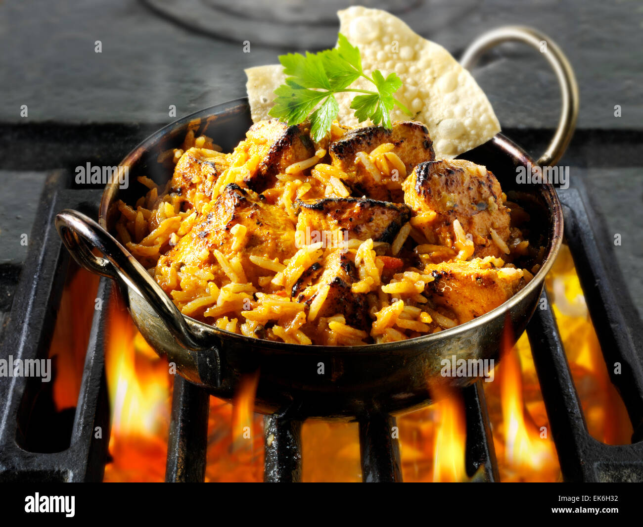 Chicken Tikka Byriani in einem Topf gekocht wird.  Indisches Essen Rezept. Stockfoto