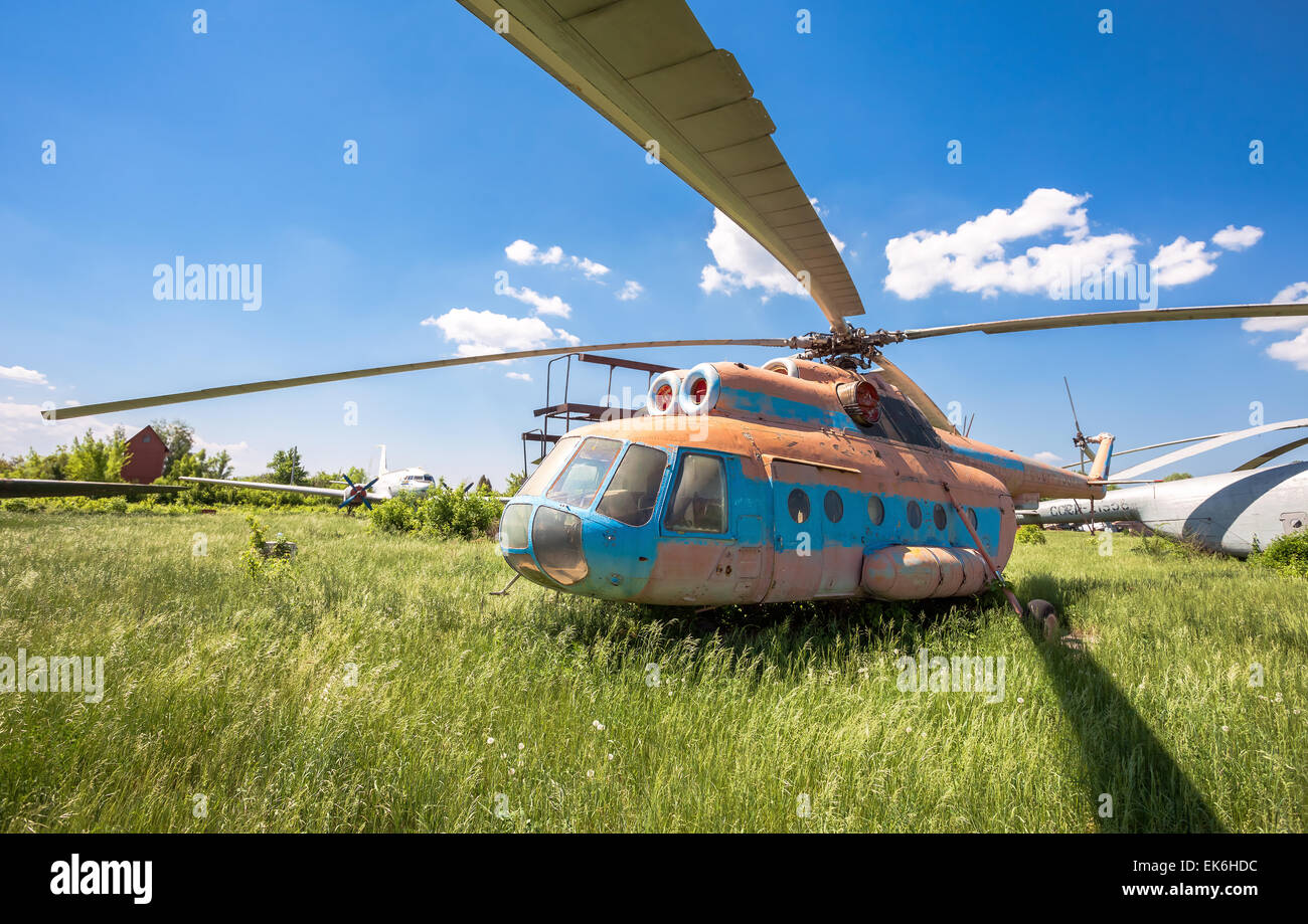 Der russische Transporthubschrauber Mi-6 in einem verlassenen Flugplatz. Die Mil Mi-6 große erbaute Stockfoto