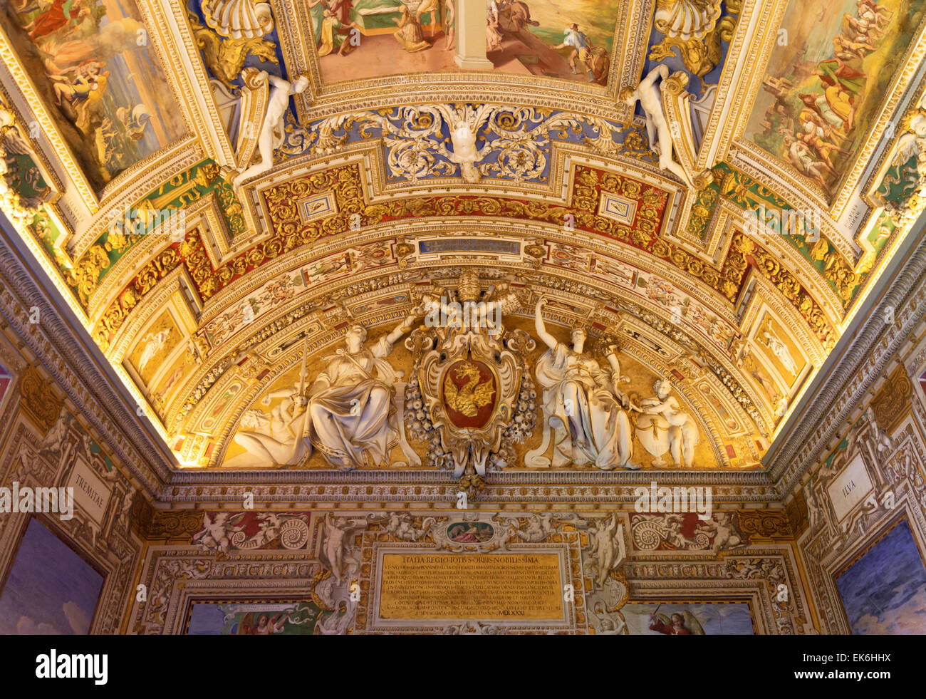 Wappen von Papst Gregory XIII und Fresken in der Galerie der Landkarten in den Vatikanischen Museen. Stockfoto