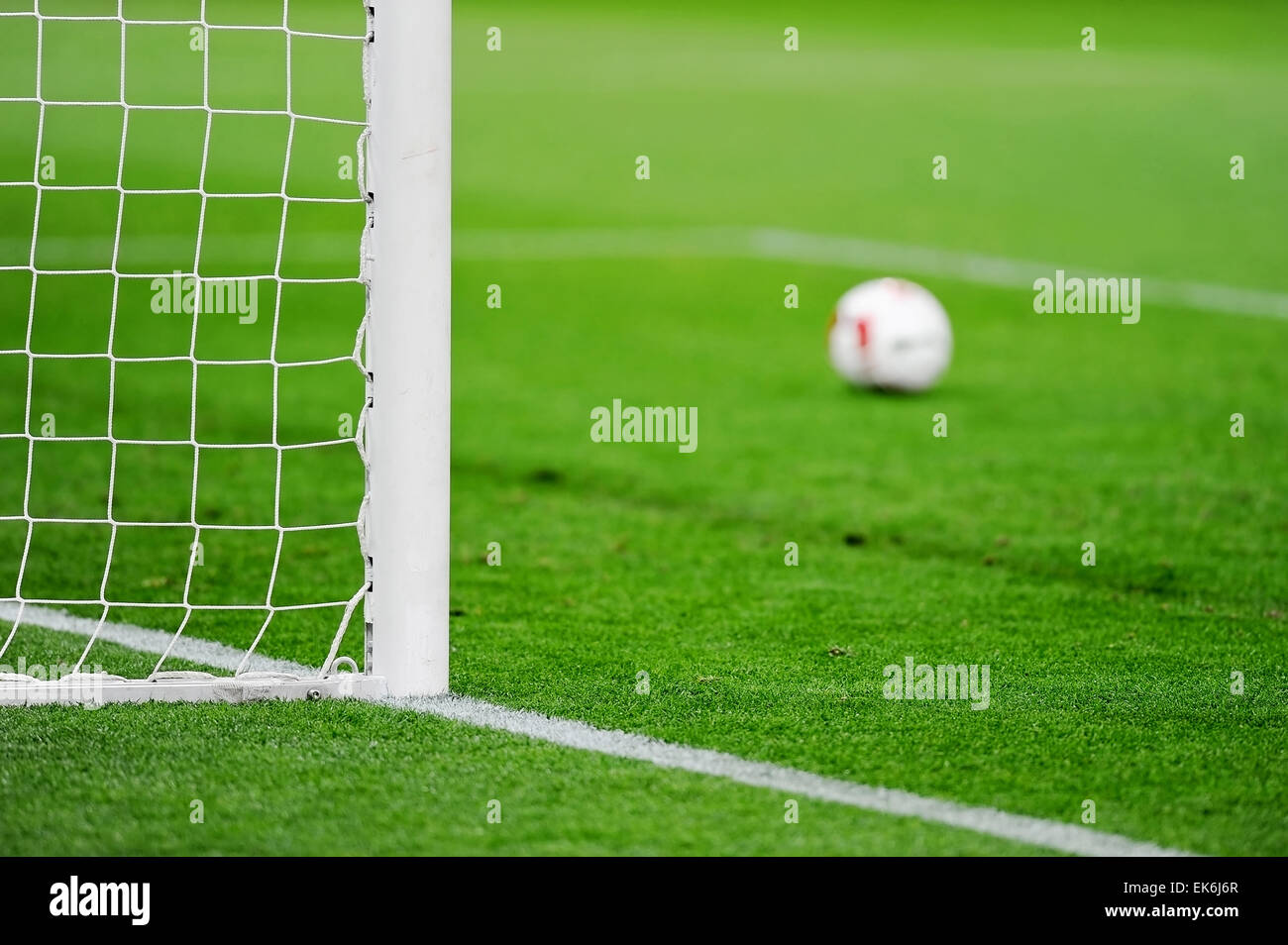 Fußball-Tor-Detail mit einem Fußball im Hintergrund Stockfoto