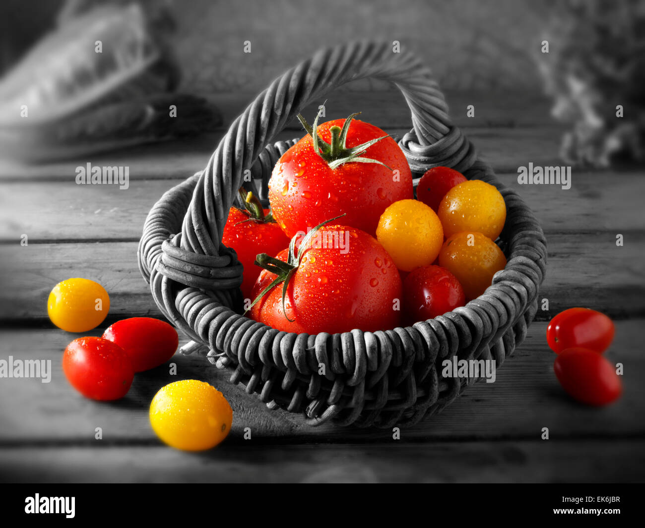 Gemischte frisch gepflückte gelbe und rote Eiertomaten in einem Korb Stockfoto