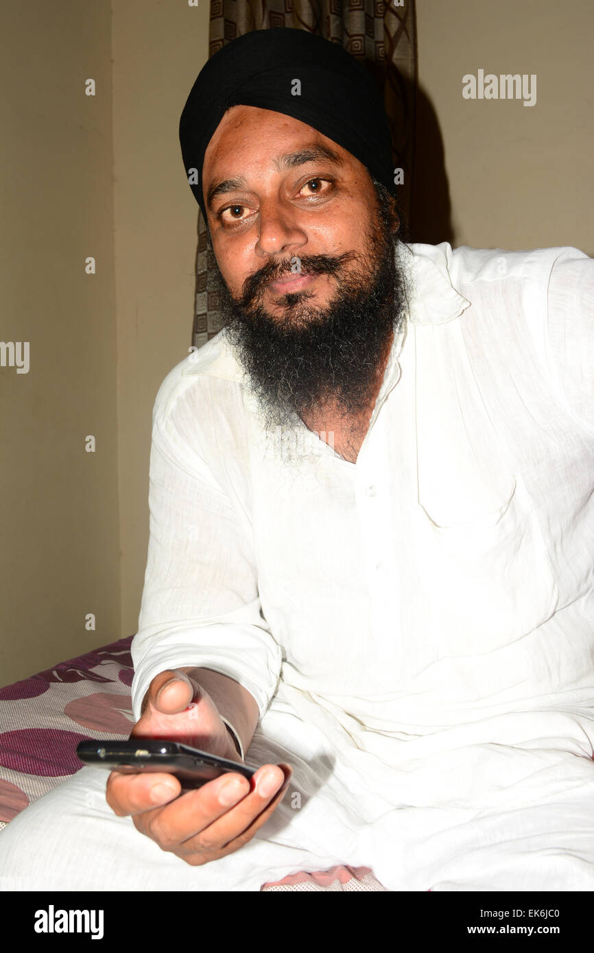 Sikh oder Punjabi Mann mit Handy Stockfoto