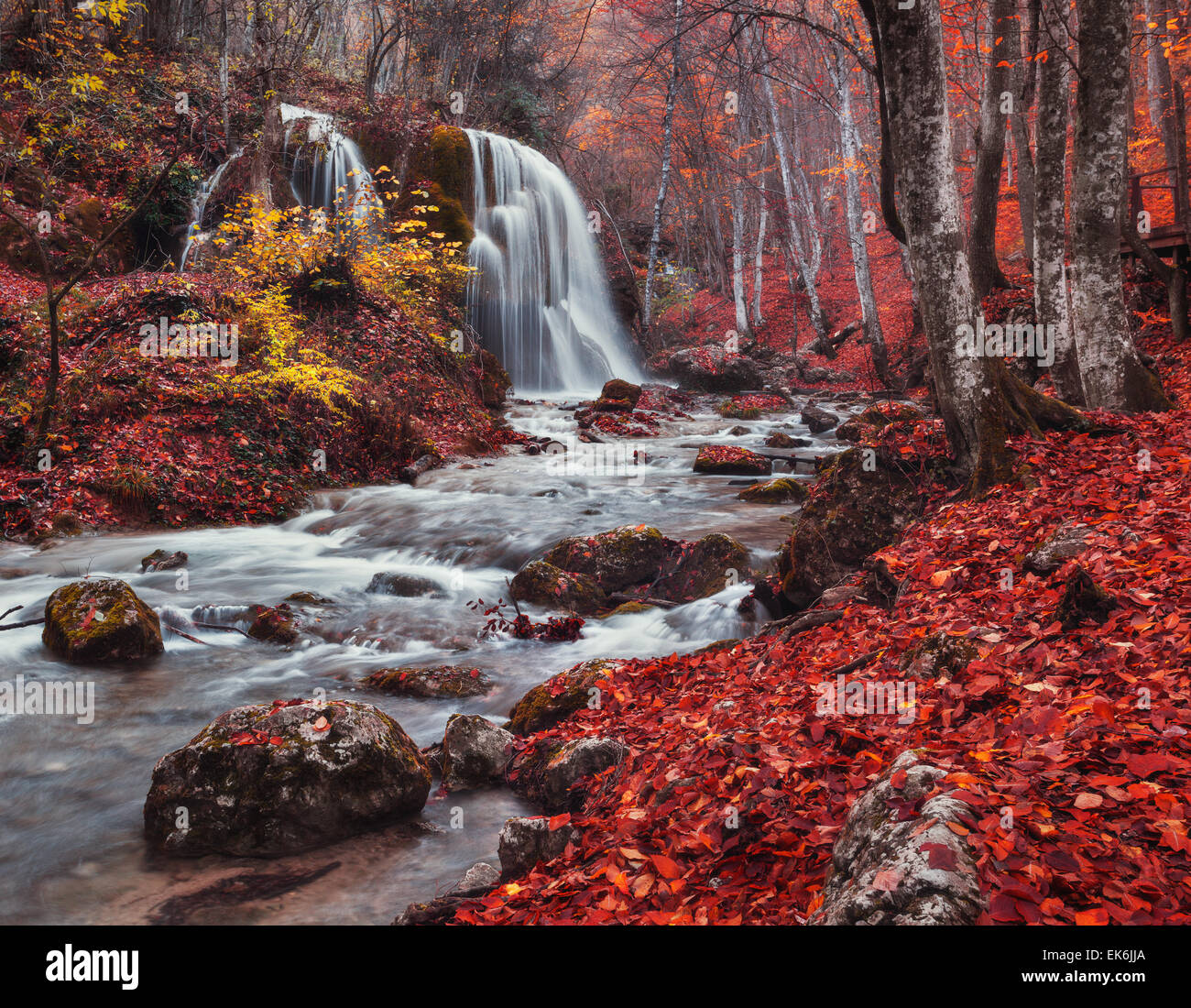 Schoner Wasserfall Mit Baumen Rote Blatter Felsen Und Steinen Im Herbstlichen Wald Silver Stream Wasserfall Herbst Wald Auf Der Krim Stockfotografie Alamy