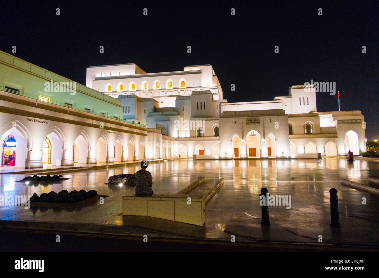Das Royal Opera House, Muscat, Oman, beleuchtet bei Nacht Stockfoto