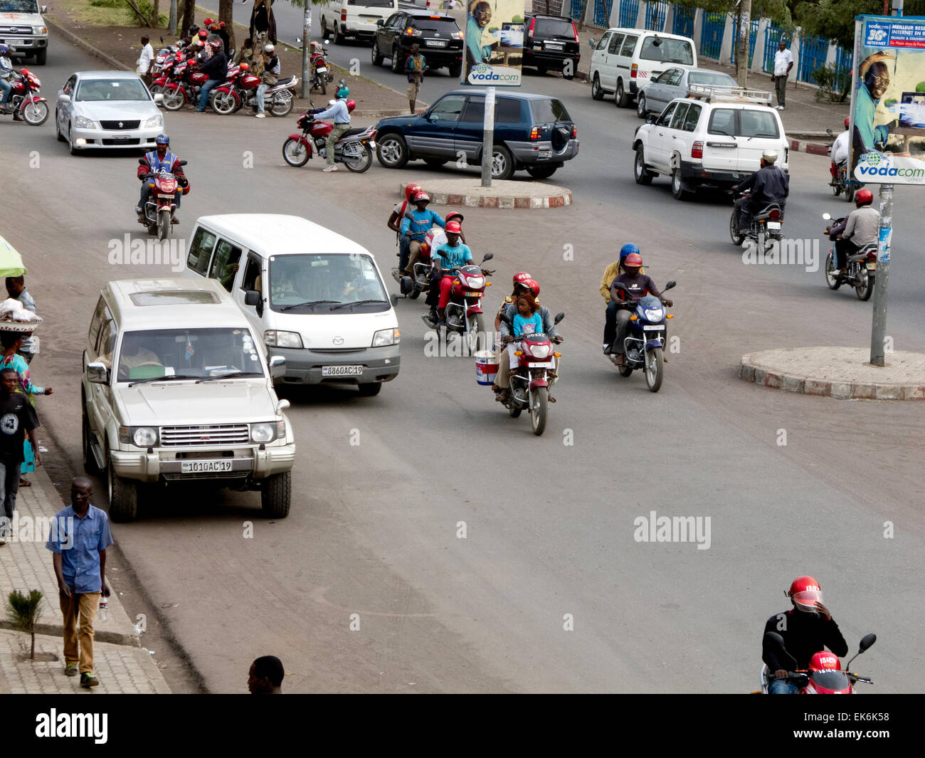 Autos und Motorräder auf der asphaltierten Straße in der Stadt Goma in der Provinz Nordkivu, der Demokratischen Republik Kongo (DRC), Afrika Stockfoto