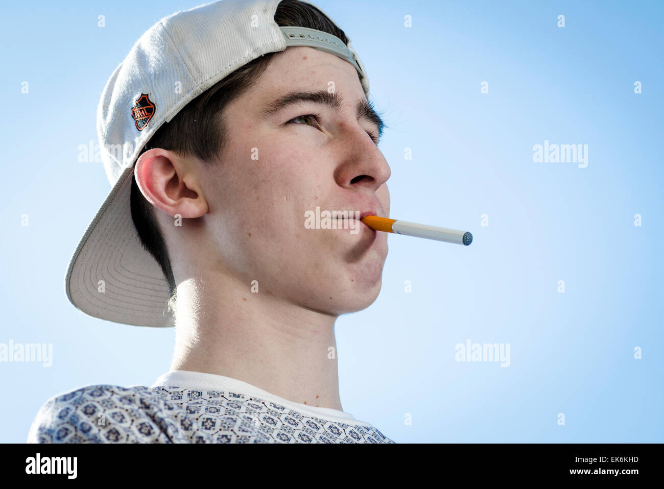 Teenager mit einer E-Zigarette oder elektronische Zigarette. Stockfoto