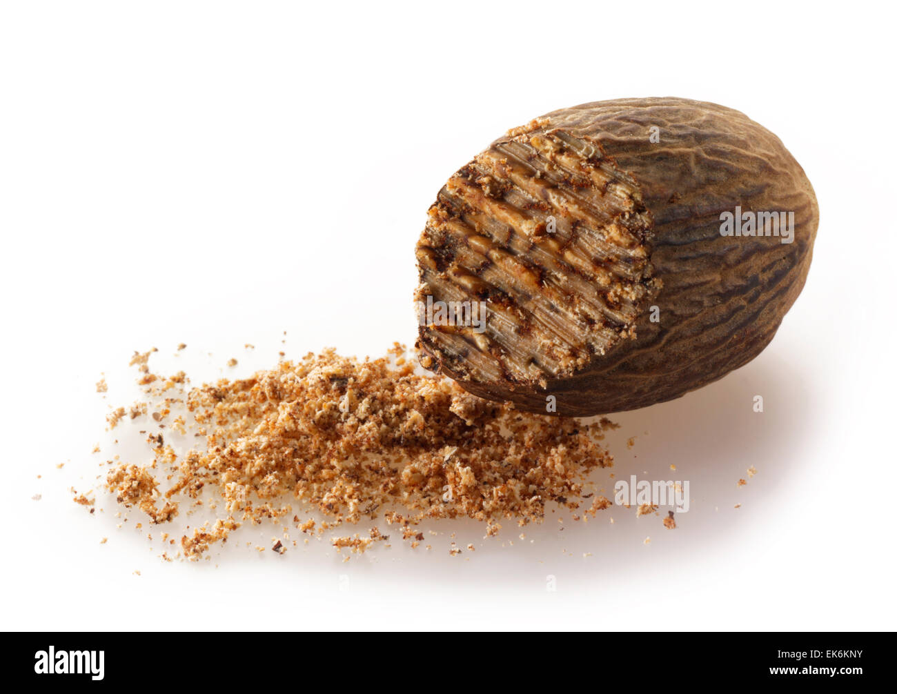 Ganze frische Muskatnuss mit geriebene Muskatnuss (Myristica fragrans) komponierte Anordnung gegen einen weißen Hintergrund isoliert Stockfoto